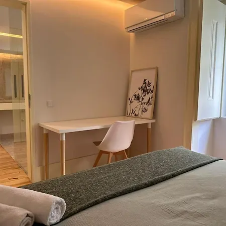 In Cozy Shared In The Center Of * Lissabon