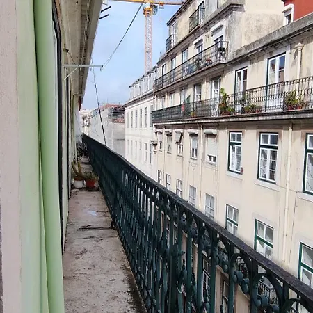 In Cozy Shared In The Center Of * Lissabon